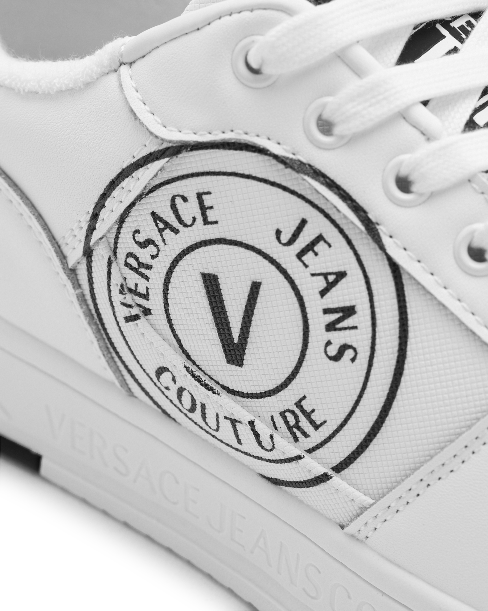 Brooklyn V-Emblem Sneakers